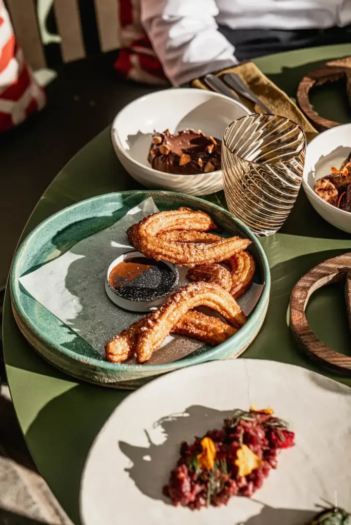 Empanada maison avec sauces sur terrasse restaurant Le Mosaïque Narbonne