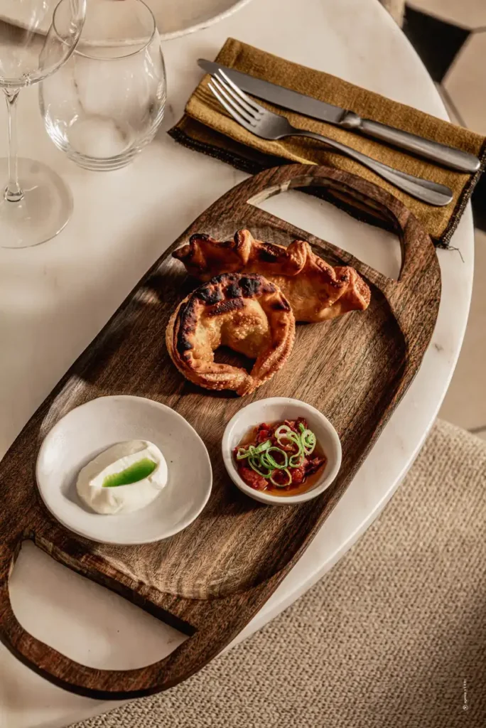 Empanadas dorées restaurant Le Mosaïque Narbonne servies sur planche